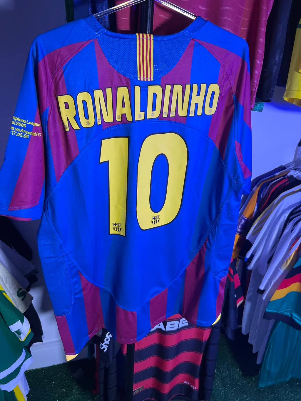 Camisa Barcelona I 2006 - Retrô - Ronaldinho #10 | FutMantos